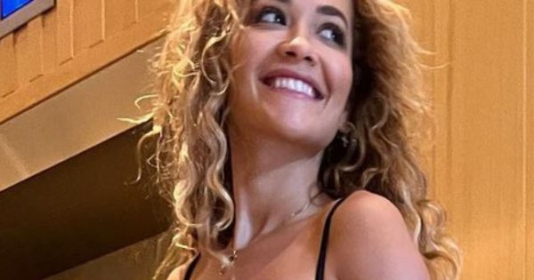 Wydekoltowana Rita Ora bez stanika na kolacji w paryskiej restauracji! "Lekkie przegięcie" - ktoś pisze