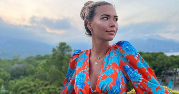 Seksowny look Sandry Kubickiej na widowni "Tańca z Gwiazdami"! Modelka postawiła na mini sukienkę w szampańskim kolorze!
