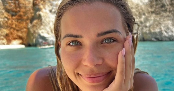 Sandra Kubicka zrobiła sobie smerfowy pedicure! Takie paznokcie u stóp to hit na lato 2022!