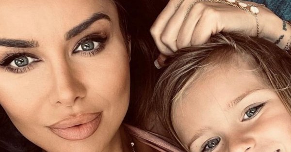 Natalia Siwiec eksponuje ciało w nietypowej sukience, która ledwie zasłania jej biust. Tym razem pokazała zbyt wiele?