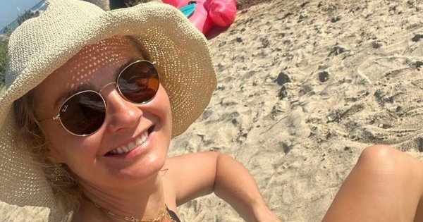 Małgorzata Socha pokazała jak bawi się z synem. Aktorka ma na sobie jedynie modne bikini!