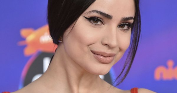 Sofia Carson w cudownej sukience midi! To genialna propozycja na weselną stylizację!