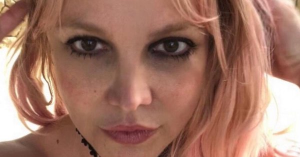 Britney Spears znów eksponuje nagie ciało! Ze skąpego topu prawie wyskakuje jej biust! Fani zaniepokojeni "Wygląda na posiniaczoną i ma bliny na piersi"