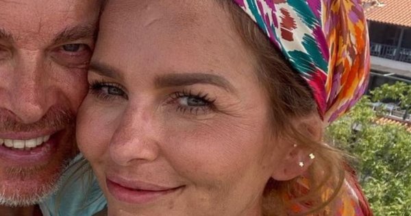 Paulina Sykut-Jeżyna w czerwonej sukience do ziemi. Nie ma na sobie stanika! Musi podtrzymywać kreację, żeby nie pokazać za wiele...
