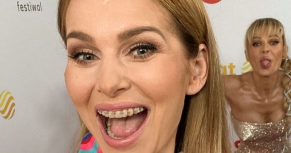 Paulina Sykut-Jeżyna pozuje w Grecji w letnim komplecie. Ma na sobie krótki top i mega modne szwedy! Ktoś pisze: "Olśniewająco wyglądasz"