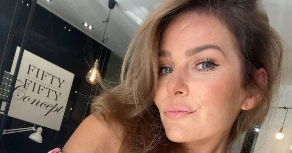 Paulina Sykut-Jeżyna w różowej sukience midi. Podkreśla jej wcięcie w talii! Ktoś pisze: "Bardzo seksownie wyglądasz"