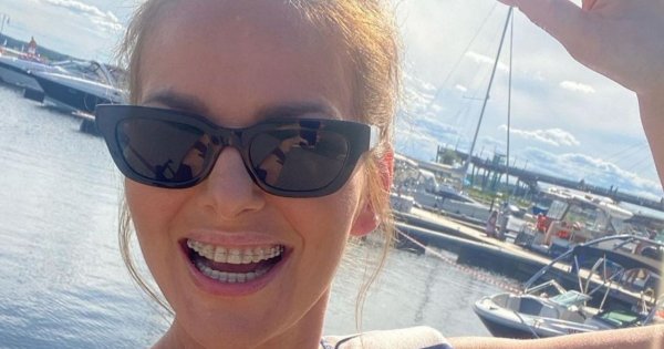 Paulina Sykut-Jeżyna pręży się na plaży w szalenie modnej sukience! Ktoś pisze: "Bardzo seksownie wyglądasz"