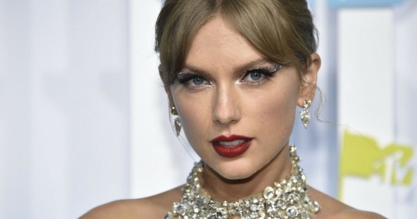 Taylor Swift w zjawiskowej sukience z kryształów na rozdaniu nagród MTV! Jej stylizacja przyćmiła inne?