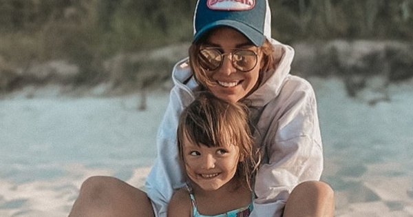 Anna Wendzikowska pozuje z córką w skąpym stroju kąpielowym nad Bałtykiem. Ktoś pisze: "Jak chuda szkapa"
