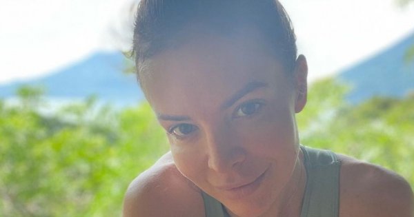 Anna Wendzikowska pręży się w obcisłej sukience w groszki na balkonie w Paryżu. Ktoś pisze: "Seksownie"