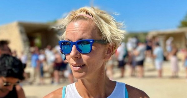 Opalona Anita Werner pluska się w basenie w modnym bikini. Ktoś pisze: "Takiego szczęścia nie da się udawać"