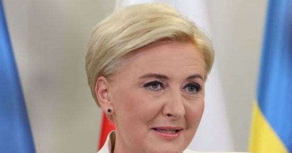 Agata Duda i jej letni styl: długie sukienki, jednokolorowe komplety i marynarki. Jeden element powtarza się najczęściej...