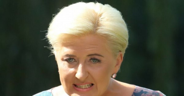 Agata Duda w szarej i granatowej z różowymi wzorami sukience na Narodowym Czytaniu. Która stylizacja najlepsza?