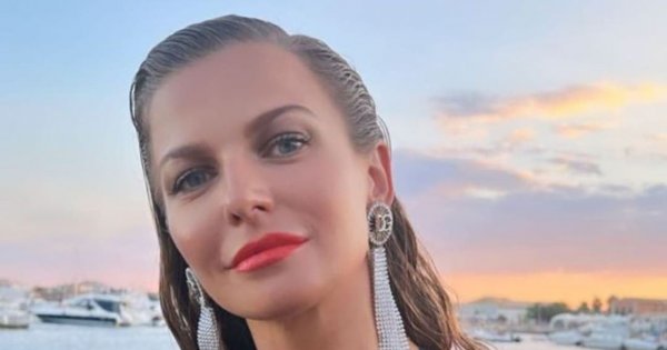 Anna Lewandowska olśniewa w seksownej sukience z głębokim dekoltem. Co za figura! WOW!