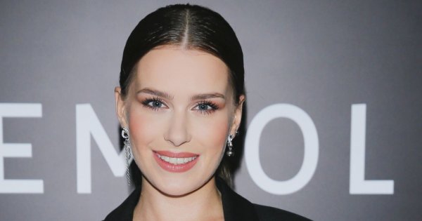 Anna Maria Sieklucka z "365 dni" w satynowej sukience na pokazie Jemioła. Było sexy, ale potem spojrzeliśmy w dół. Buty zniszczyły całą stylizację?