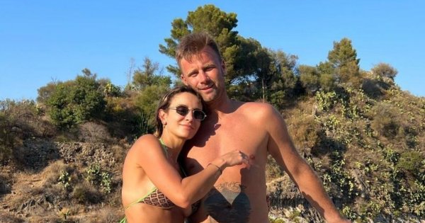 Sara Boruc odsłania brzuch w krótkiej marynarce i dziurawych spodniach. Ktoś pisze: "Z takim brzuchem będzie dobrze nawet w worku na głowie"