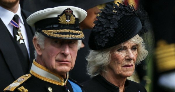 Camilla Parker-Bowles jako królowa małżonka u boku króla Karola III na pogrzebie Królowej Elżbiety II. Jak wypadła?