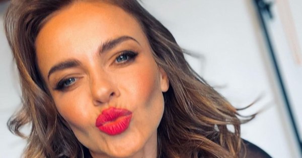 Edyta Herbuś w bieliźnie i białej koszuli odkrywa nagą pierś. Fani: "To Twoje najlepsze foto!"