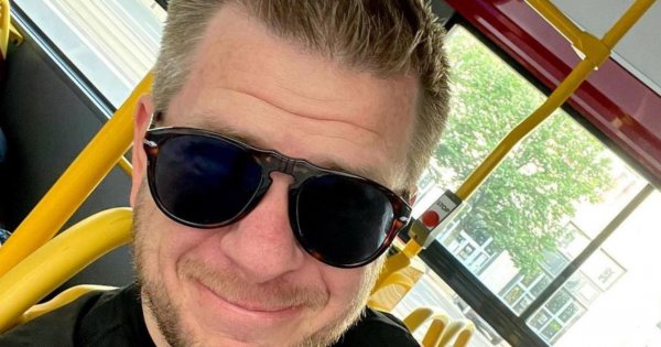 Filip Chajzer pokazał zdjęcie z pierwszej klasy podstawówki! Miał grzywkę i dłuższe włosy! Uroczy chłopiec?