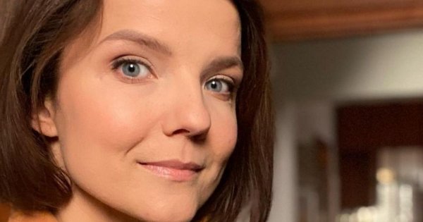 Joanna Jabłczyńska wygląda przepięknie w krwistej czerwieni. Ta kreacja podkreśla wszystkie atuty jej sylwetki!