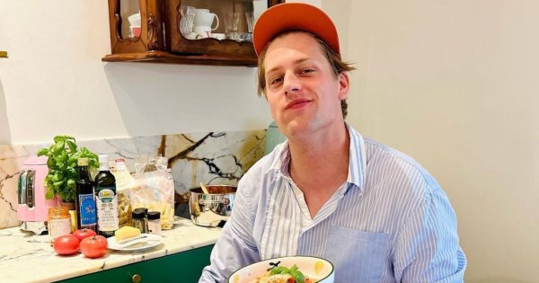 Jakob Kosel we fryzurze na Hugh Granta! Model zmienia się dla ukochanej?