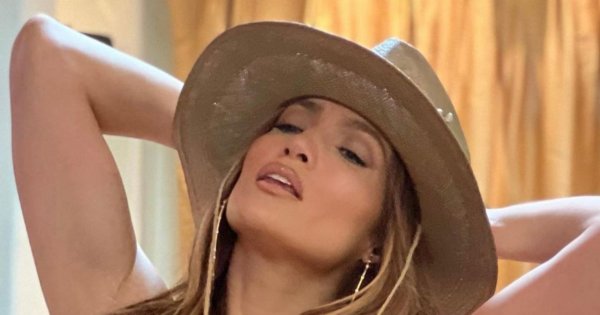 Jennifer Lopez w zielonej sukience z głębokim dekoltem i odkrytymi plecami! Stylizacja 10/10!