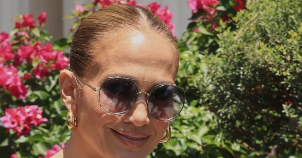 Jennifer Lopez w białej letniej sukience z Benem Affleckiem. Wspaniała stylizacja!