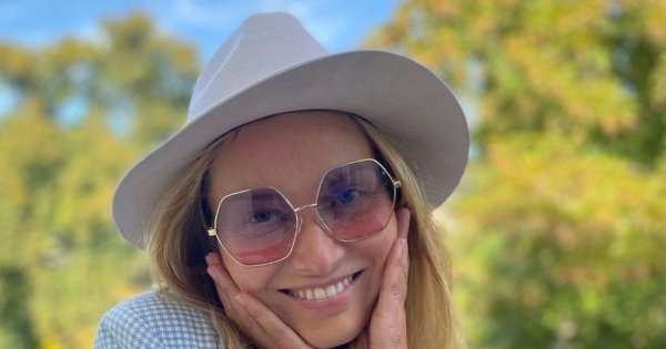 Joanna Moro w mocno wyciętym stroju kąpielowym. Dekolt sięga aż do pępka. Nie za duży?