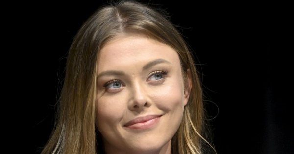 Joanna Opozda w damskim garniturze w pepitkę i bez stanika! Dekolt do pępka odsłonił gołe piersi