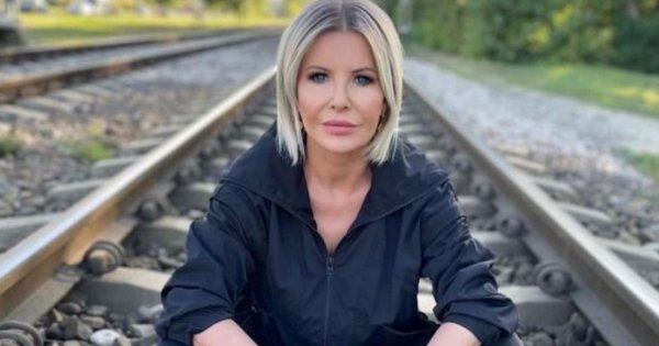 Joanna Racewicz w niebieskiej sukni do samej ziemi chwali się autem. Fani: "Olśniewająco wyglądasz"