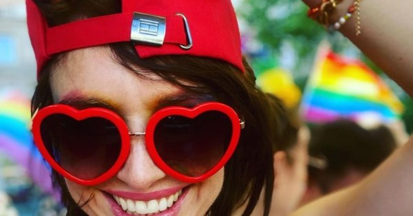 Julia Kamińska w sukni z dekoltem do pępka i rozcięciem aż po same majtki: "Niech żyje bal"