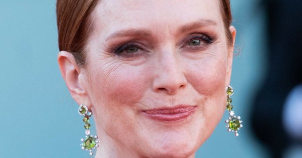 Julianne Moore w długiej sukni na czerwonym dywanie! Jak się prezentowała? "To suknia czy worek?" - dopytują fani