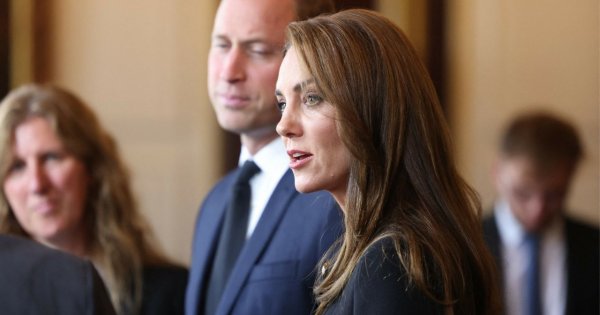 Księżna Kate w płaszczu Dolce & Gabbana za 12 000 złotych na pierwszym oficjalnym spotkaniu po pogrzebie królowej. Stylizacja warta swojej ceny?