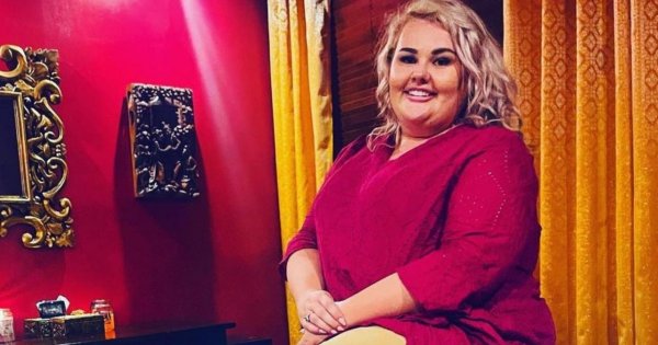 Kinga Zawodnik w dwóch jesiennych sukienkach plus size o tym samym kroju, ale różnych wzorach