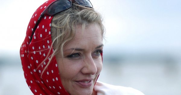 Małgorzata Królikowska w zwiewnej, młodzieńczej stylizacji z obłędnym dekoltem. "Ale ładna dziewczyna" - komplementują fani