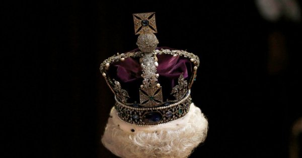 W jakim stroju została pochowana Królowa Elżbieta II? Eksperci są przekonani, że nie zabrakło ulubionych dodatków monarchini