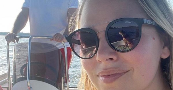 Aleksandra Kwaśniewska błyszczy pośladkami. Teraz pisze: "Tylko ostatnia rozpustnica siedziałaby na łódce w stroju kąpielowym"