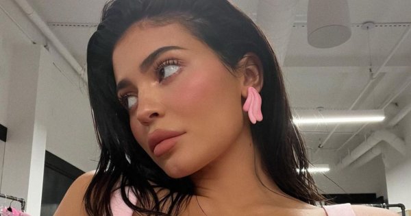 Kylie Jenner w ogromnym, cielistym staniku, eksponuje seksowne ciało! Siedzi w domu w tak mocnym makijażu?