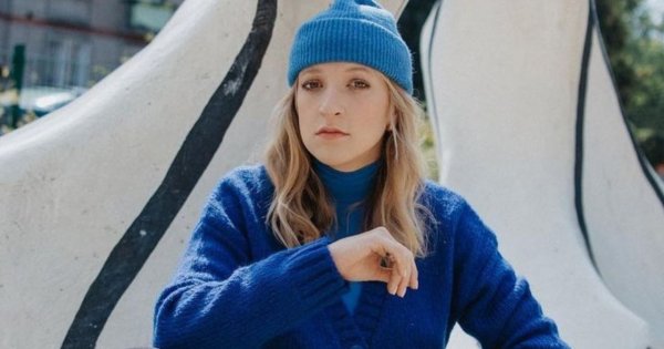 Ciężarna Lara Gessler moczy się prawie naga w zimnej wodzie w jeziorze. Wszystko widać!