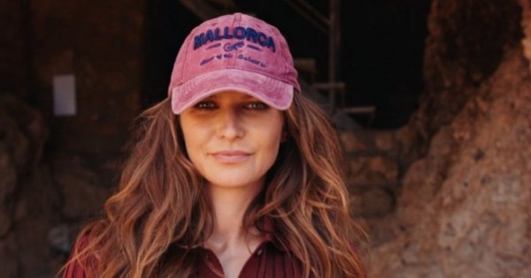 Anna Lewandowska pręży mięśnie brzucha w kusym topie. Uwagę przyciąga jednak jej kapelusz. Ktoś pisze: "Fajny kapelutek"