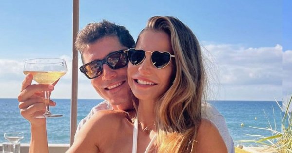 Anna Lewandowska wychodzi z morza i kusi wyglądem. Ma na sobie strój kąpielowy z dekoltem do pępka!