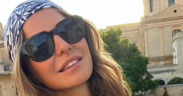 Anna Lewandowska wdzięczy się przed kamerą w mega modnym sweterku! Podobne można kupić za grosze w sieciówkach!
