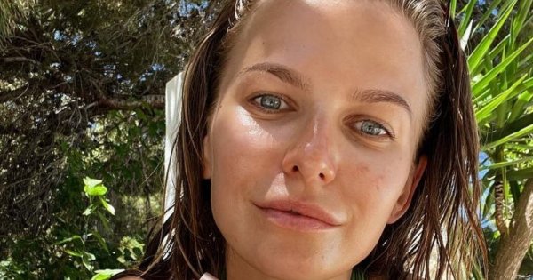 Anna Lewandowska pokazała się w krótkim topie i dzwonach. Ta stylizacja podkreśla atuty jej sylwetki?