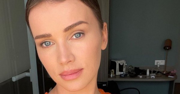 Maffashion eksponuje ciało w obcisłych kreacjach! Są przeźroczyste, więc influencerka świeci tyłkiem!