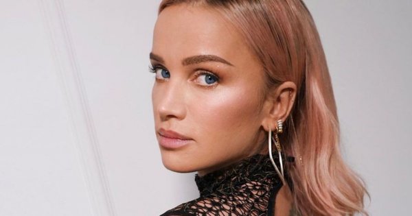 Maffashion eksponuje nogi w kusym szlafroczku. Dobrze to wygląda?