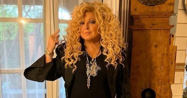 Ciężarna Magda Gessler w białej sukni pozuje z ukochanym. Dobrze wyglądała jako brunetka?