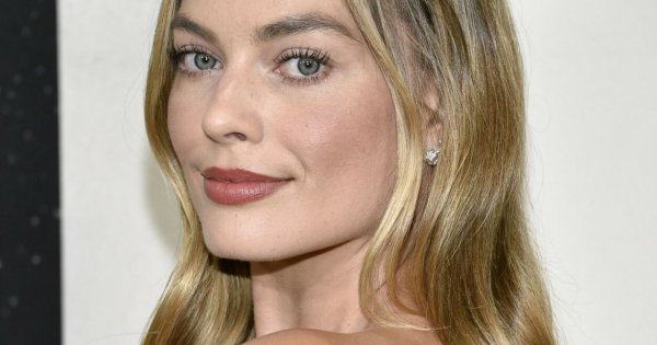Margot Robbie chwali się obłędną figurą w wieczorowej stylizacji! Najlepiej ubrana gwiazda na premierze?