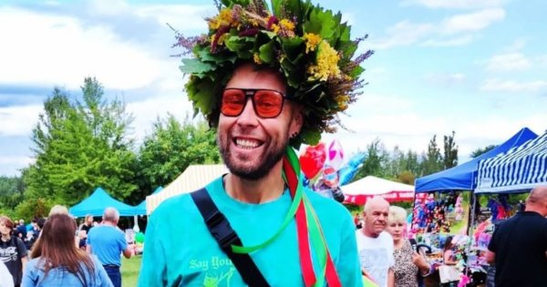 Mateusz „Big Boy” Borkowski w wychodku ze zsuniętymi majtkami. "Ciągle goły tyłek pokazujesz" - ktoś pisze