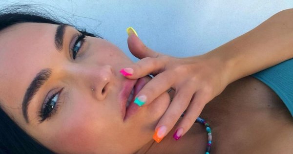 Megan Fox w brokatowych majtkach i kusej górze od kostiumu eksponuje ogromne piersi! Czy to dobry strój na imprezę?