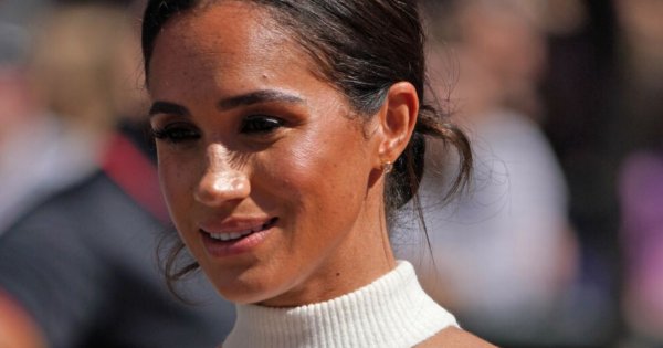 Meghan Markle odsłania ramiona w modnej stylizacji! Gwiazdy uwielbiają ten fason spodni?